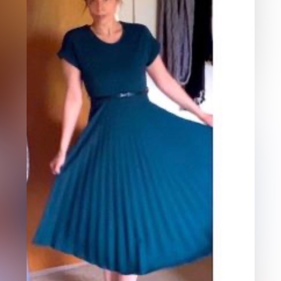 Gorgeous MIDI Pleated Dress in dazzling Orange  from Elizabeth & Nichole🔥🔥🔥 - Picture 2 of 11